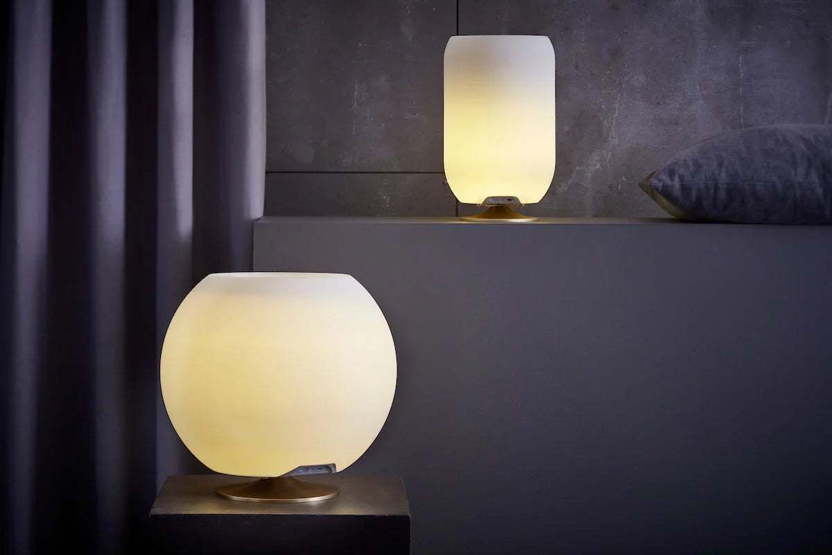 Lámparas de mesa modernas con luz cálida, diseño nórdico, en ambiente interior minimalista