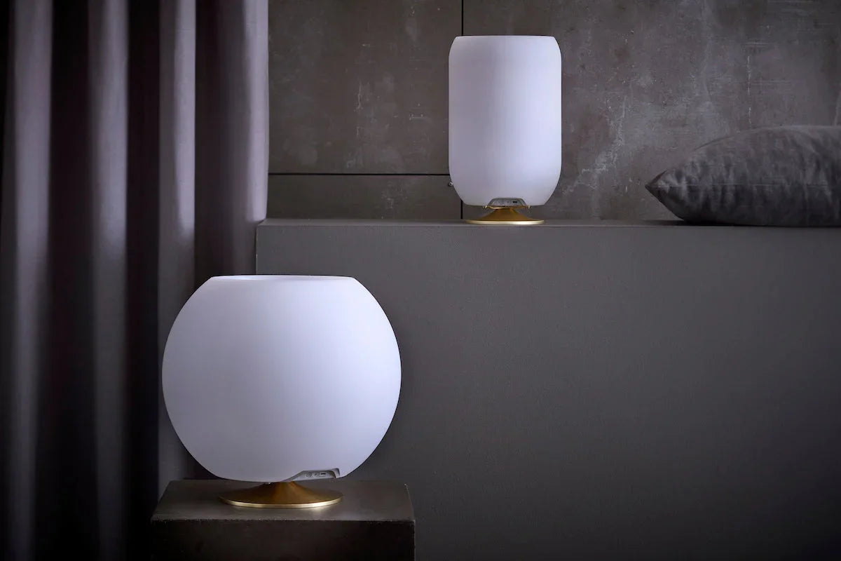 Lámparas LED blancas de diseño nórdico en ambiente interior minimalista