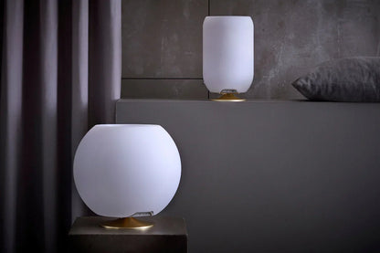 Lámparas LED blancas de diseño nórdico en ambiente interior minimalista