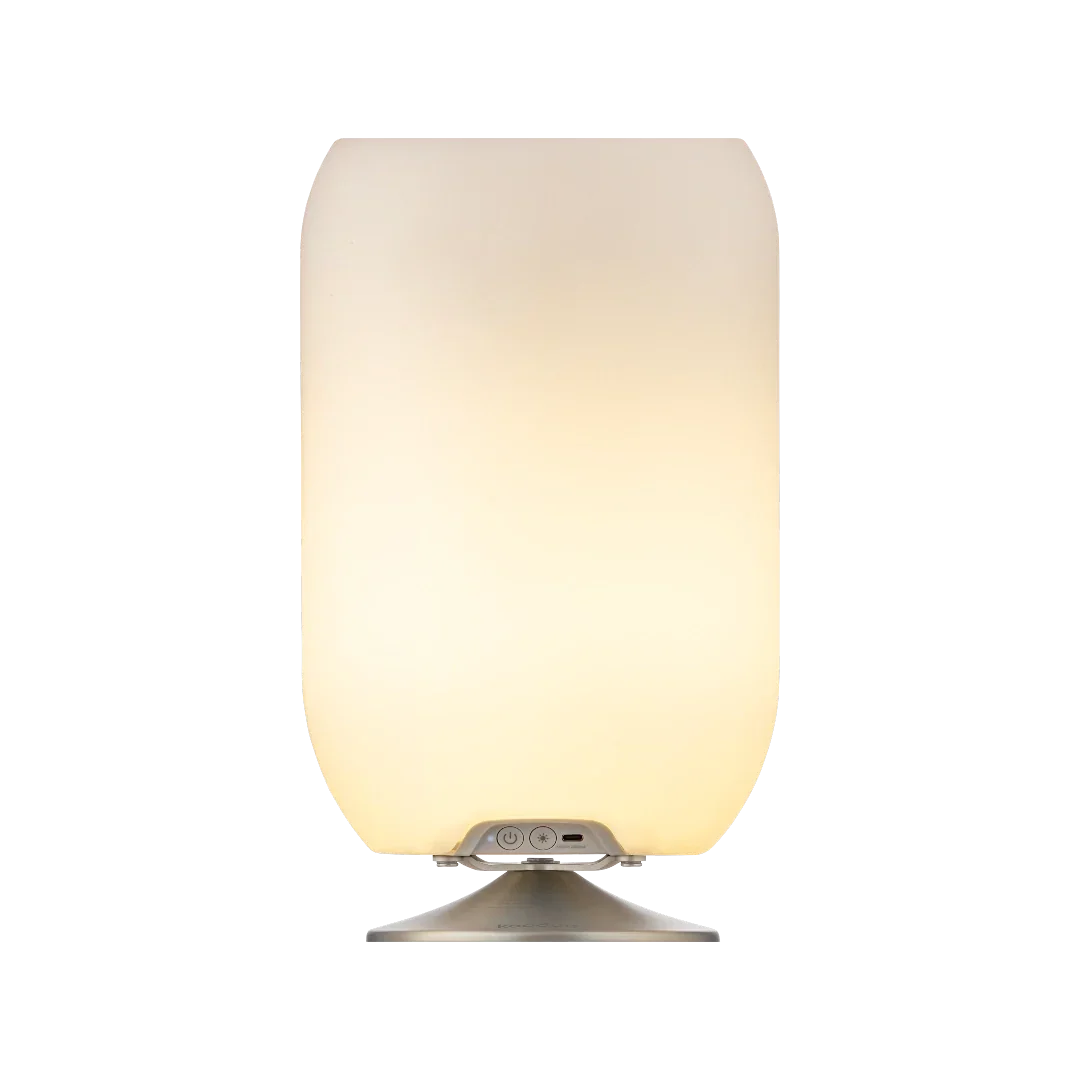Lámpara con parlante Bluetooth y base plateada, luz cálida, diseño moderno para interiores.