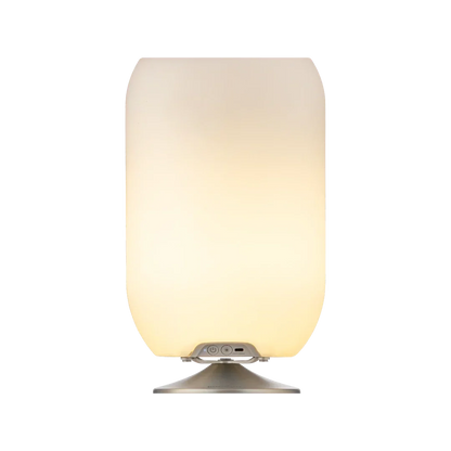 Lámpara con parlante Bluetooth y base plateada, luz cálida, diseño moderno para interiores.